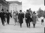 Ärkebiskop Nathan Söderblom på promenad med japanska prinsparet Takamatsu vid Universitetshuset, Uppsala augusti 1930