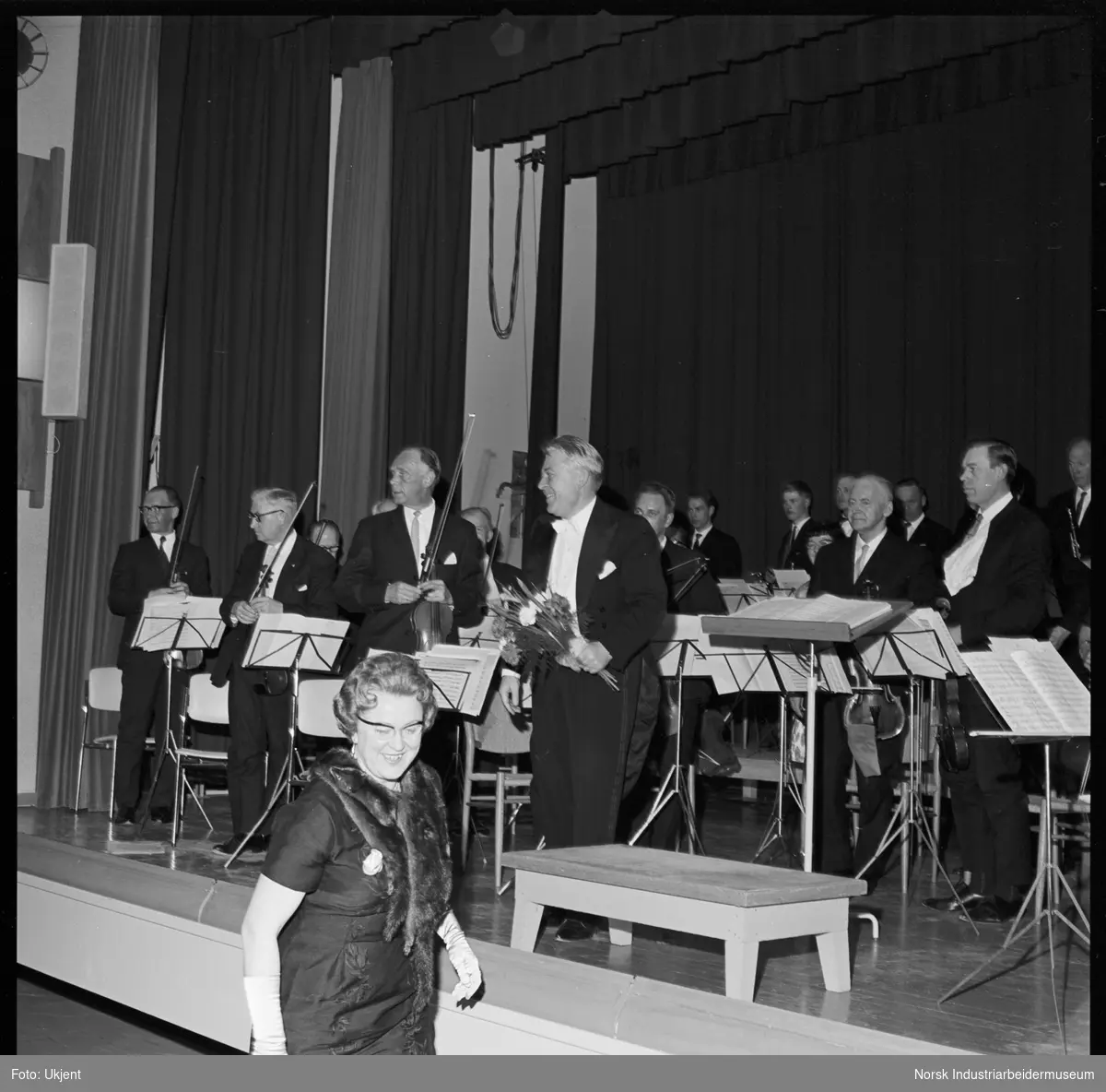 15 års jubileumskonsert med Hydro-orkesteret. Dirigent Aalin overrekkes blomster.