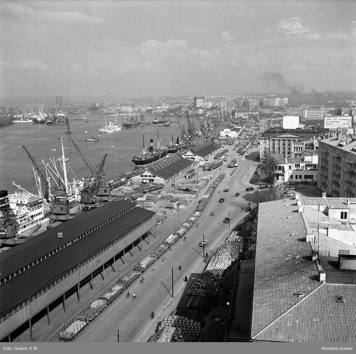 Panoramabild över Stigbergskajen, Göteborg. 
Vid kajen bakom Amerikaskjulet, till vänster i bild, ligger ett fartyg från Rederi AB Nordstjernan / Johnson line.