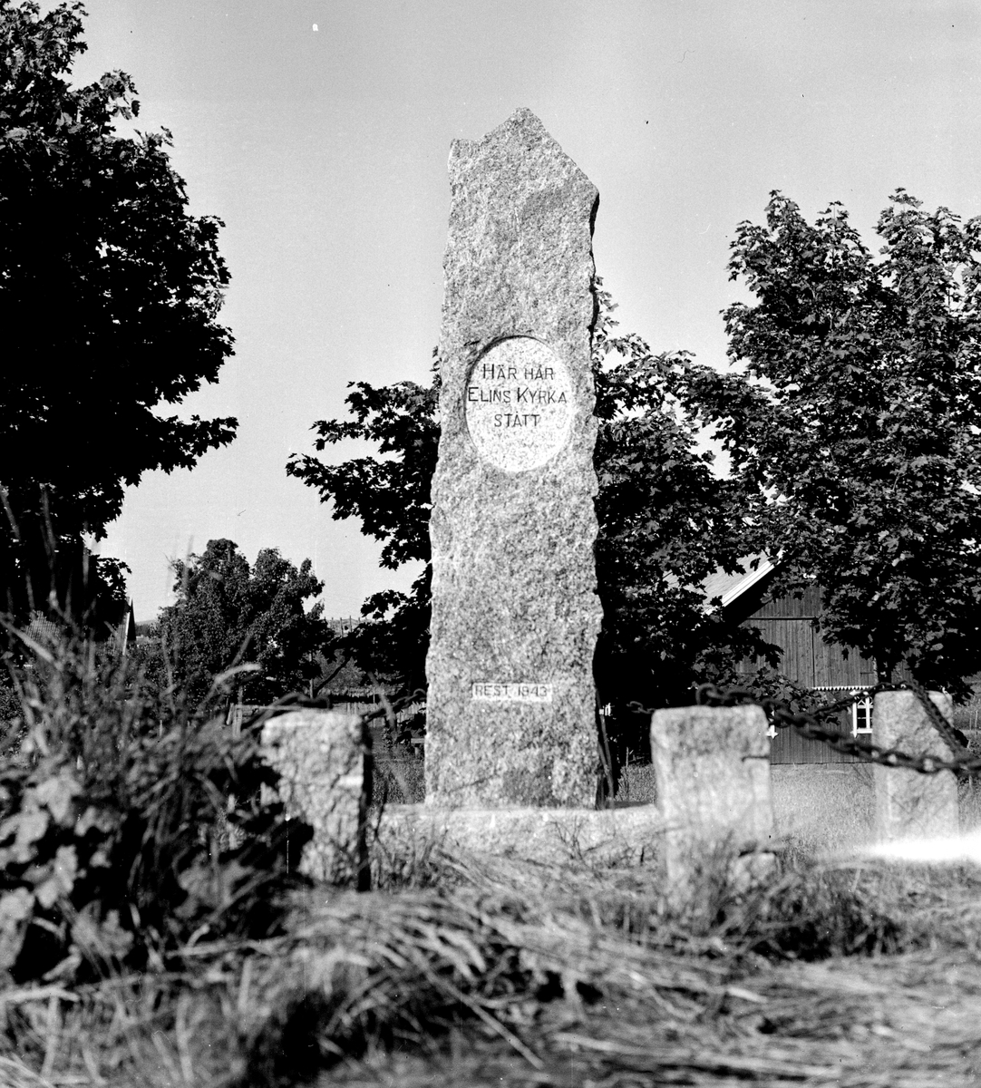 Minnessten vid Elins kyrkoplats. Stenen rest 1943. Text på stenen: Här har Elins kyrka stått. Sägnen säger att S:ta Elin mördades på väg till Göteve el. Götene. (Helgon S:t Elin eller Helena).