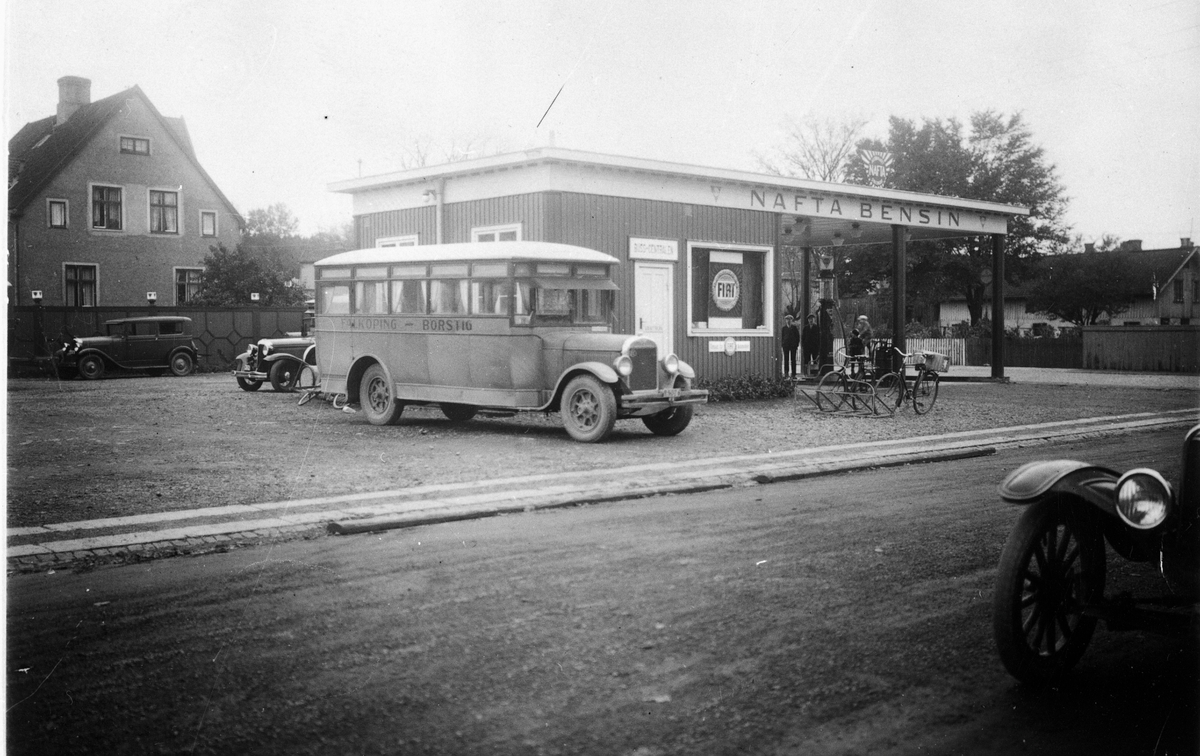 Kv. Smeden, Trädgårdsgatan 27. Nafta Bensinstation och busscentralen.