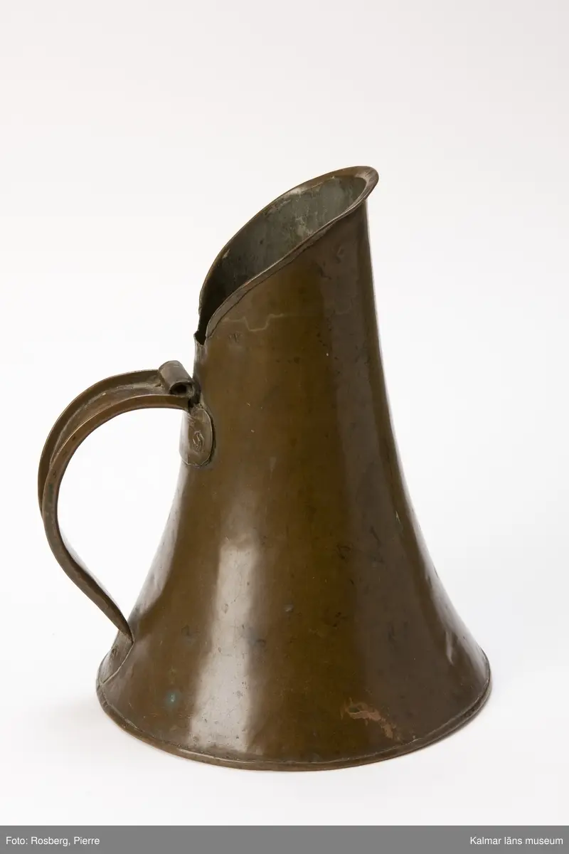 KLM 5461. Brännvinsmått. Kannmått av koppar. Volym, 1 kanna. Uppåt avsmalnande. Handtag. Stämplar: IK--1844--AM--4 kronor.