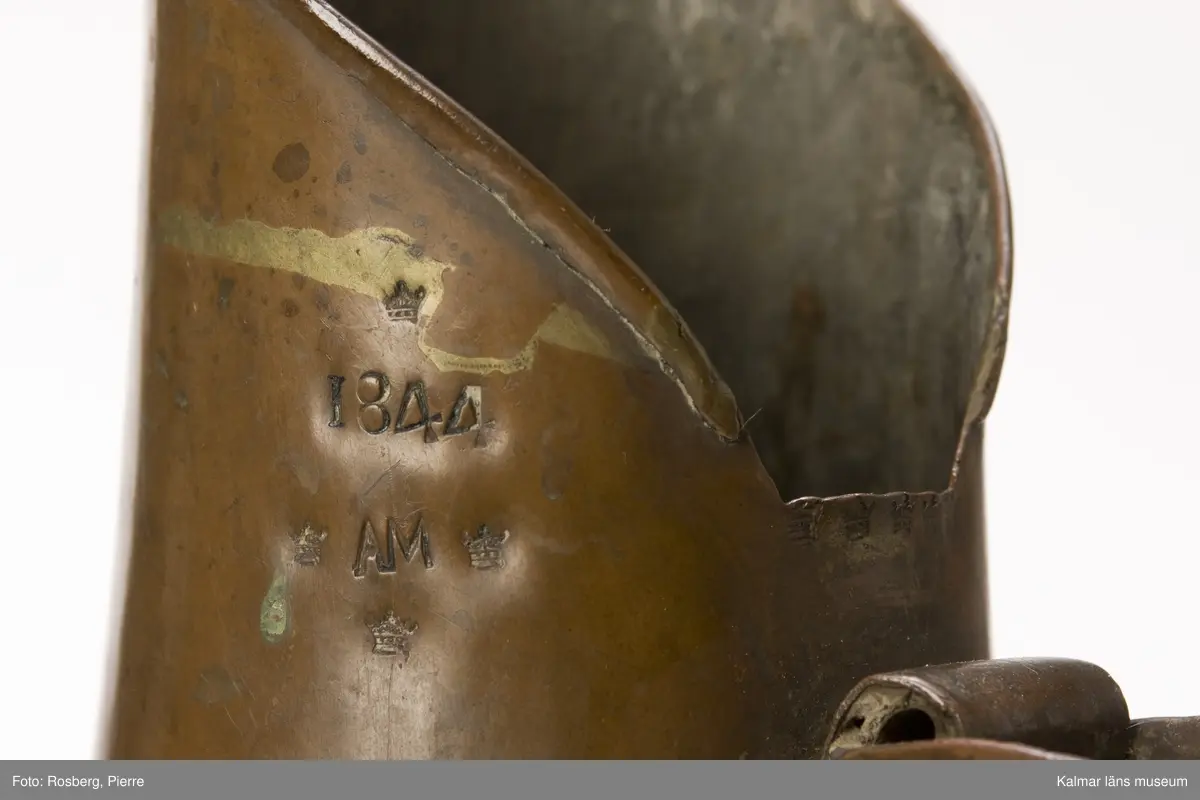 KLM 5461. Brännvinsmått. Kannmått av koppar. Volym, 1 kanna. Uppåt avsmalnande. Handtag. Stämplar: IK--1844--AM--4 kronor.