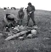 Antikvarie Ulf Erik Hagberg och Gunnel Forsberg gör en arkeologisk underökning på Kåreholm, juli 1962.  Kåreholm är ön utanför Kårehamn.