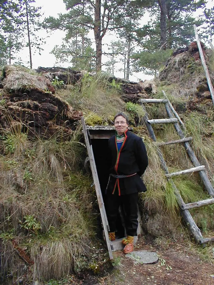 Jon Axel Danielsen står i inngangen til vintergamme. Han har på seg kofte.