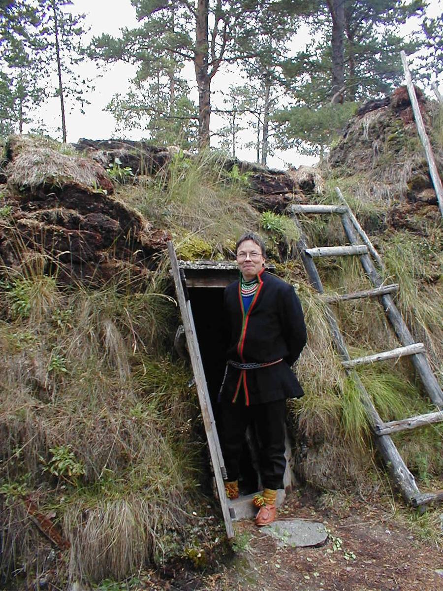 Jon Axel Danielsen står i inngangen til vintergamme. Han har på seg kofte.