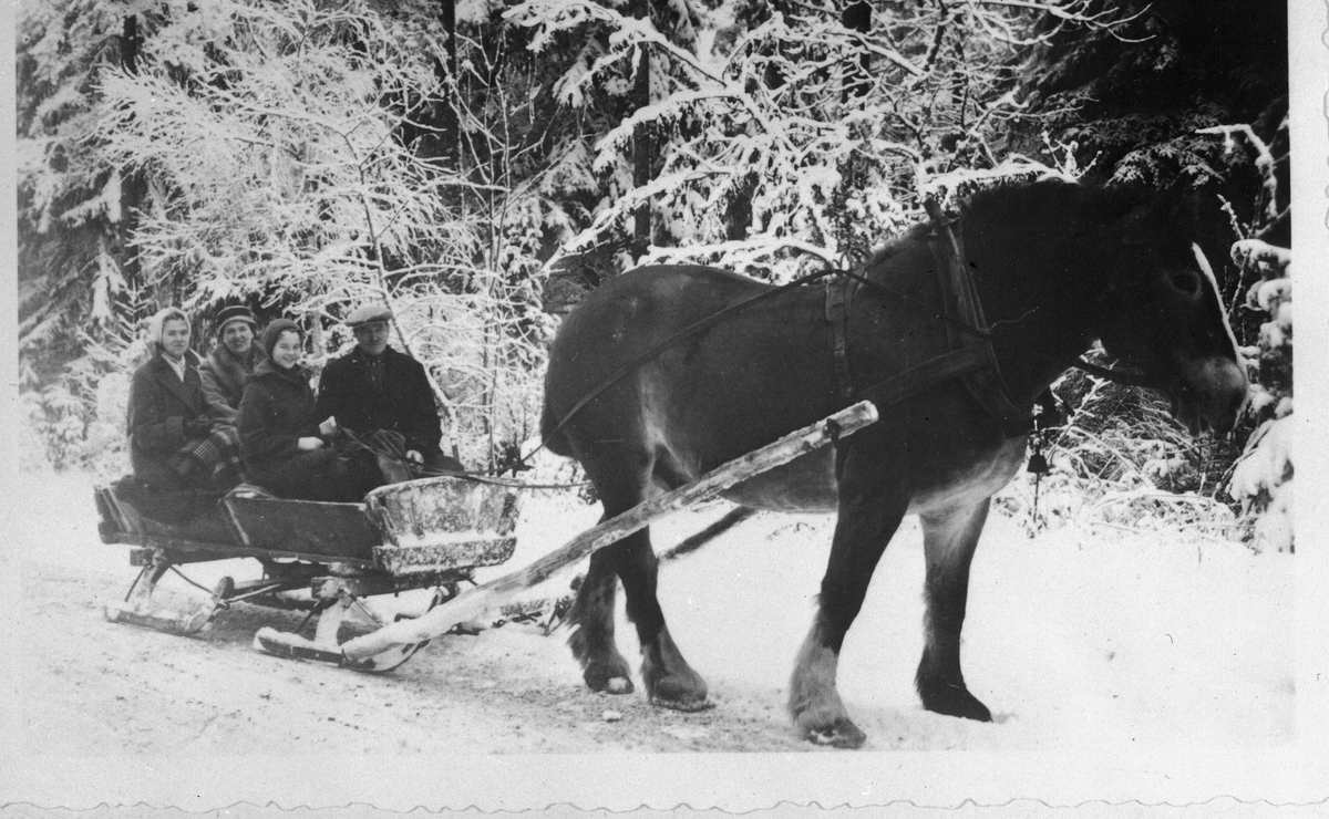 Morfar Axel har hämtat dotterdottern Margit och barnbarnsbarnen Gunnel och Birgitta vid bussen.