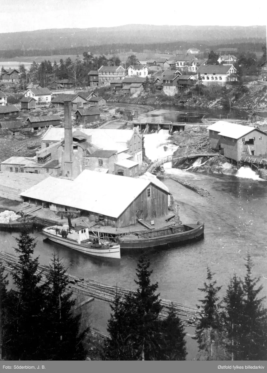 Oversiktsbilde fra Ørje i Marker, med Ørje Brug i forgrunnen, dam med videre. Dambygd 1894. D/S Lommen med lektere.