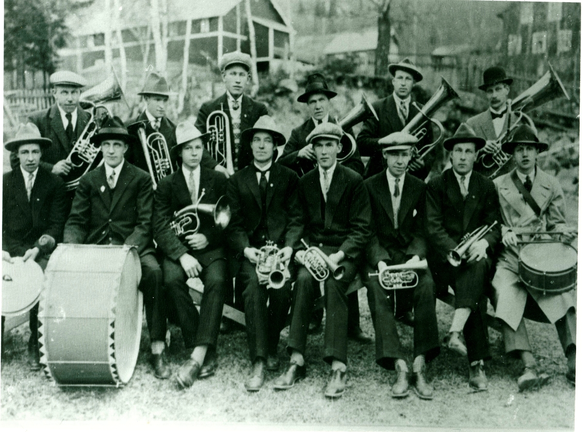 Gol Musikklag ved Vonheim våren 1927. Framme frå v.: Bjørn Olson Ransedokken, Aslak Arneson Halstensgård, Ivar Olson Ransedokken, Ola Gulliksen, Wilhelm Zakariassen, Gunnar Gulliksen, Karsten Martinius Hovde, Sverre Trygve Hamborg. Bak frå v.: Andres Knutson Slåtten, Andres Tomassen Stensgård, Ola Olson Roen Midtgård, Olav Olson Rust, Ivar Endreson Bjørkedokken, Georg Olson Navrud.