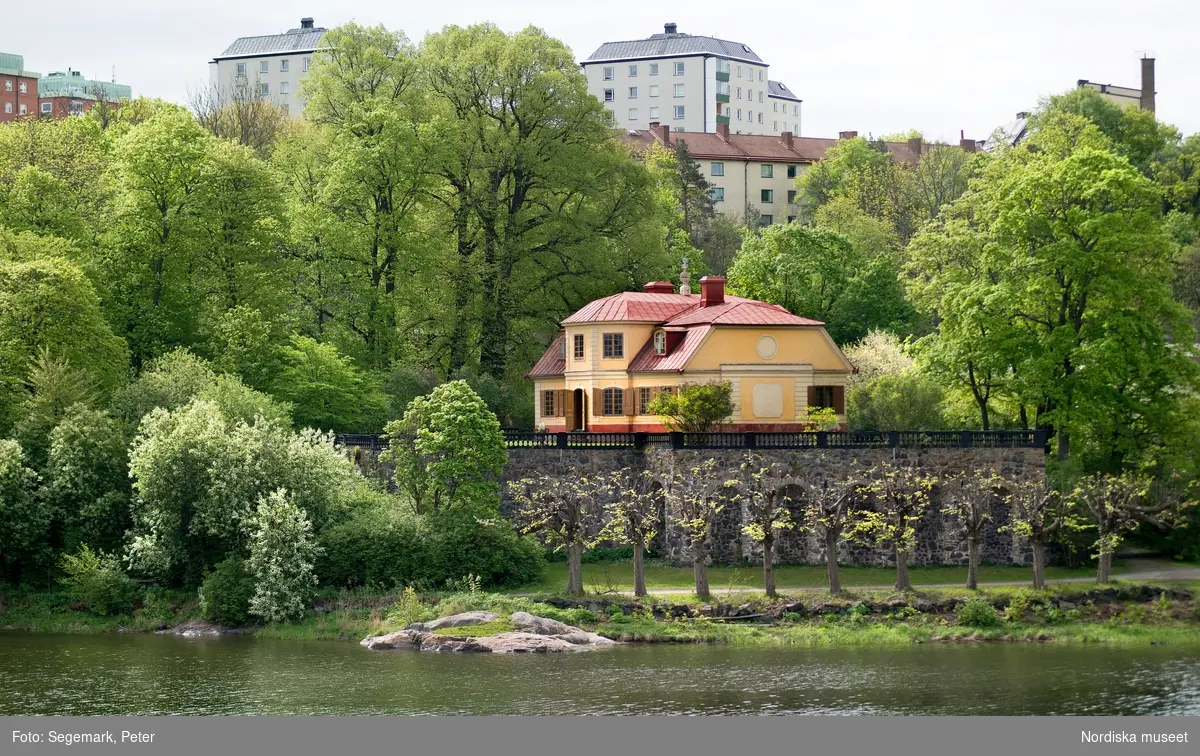 Svindersvik exteriöra bilder. Huset äppelträd, samt trädgårdsmästaren från Tyresö Antoine Berthelin.