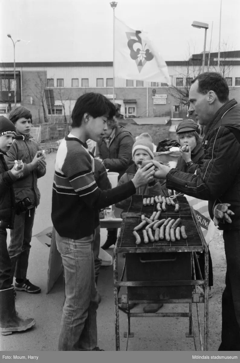 Annestorpsdalens scoutkår städar i Lindome centrum med angränsande områden, år 1984. Korvgrillning efter städningen.

För mer information om bilden se under tilläggsinformation.