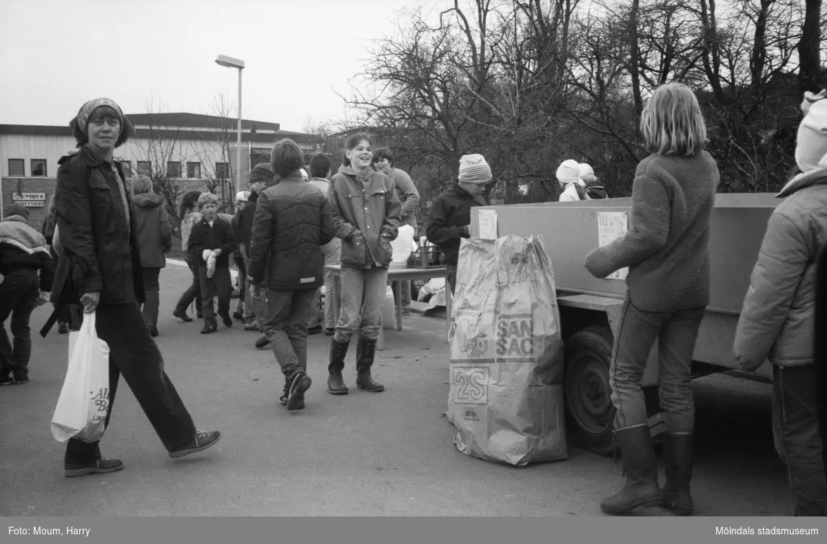 Annestorpsdalens scoutkår städar i Lindome centrum med angränsande områden, år 1984.

För mer information om bilden se under tilläggsinformation.