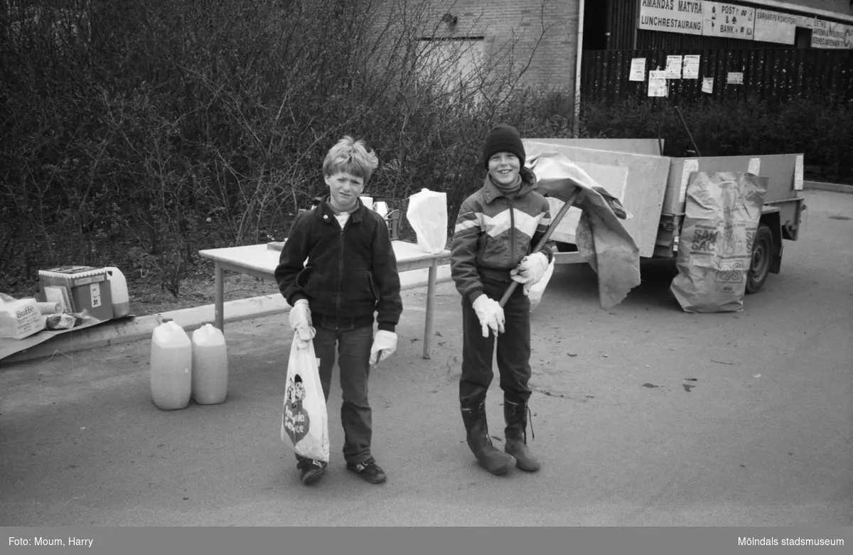 Annestorpsdalens scoutkår städar i Lindome centrum med angränsande områden, år 1984.

För mer information om bilden se under tilläggsinformation.