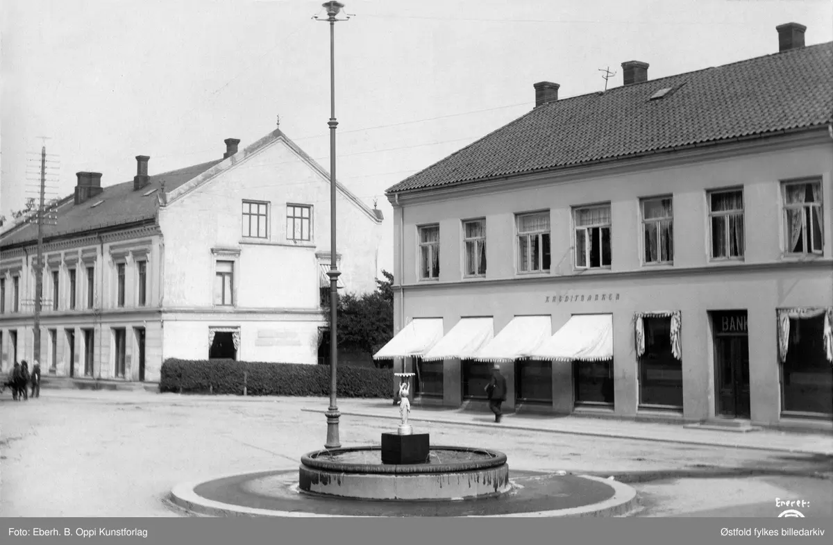 Fontenen av den romerske gudinnen Flora, oppført på Lilletorget i Sarpsborg 1897. Fontenen var en gave til byen fra kjøpmann Mikael Lund, Fontenen/figuren kan muligens være kjøpt i Riga (info 2016 Oddvar Sørbye), fundamantet var av granitt. I 1916 da statuen av Olav den Hellige ble oppført til byjubileet på samnme sted  i 1916, ble fontenen flyttta til St. Hallvards plass.
Lokalene til Kreditbanken til høyre.