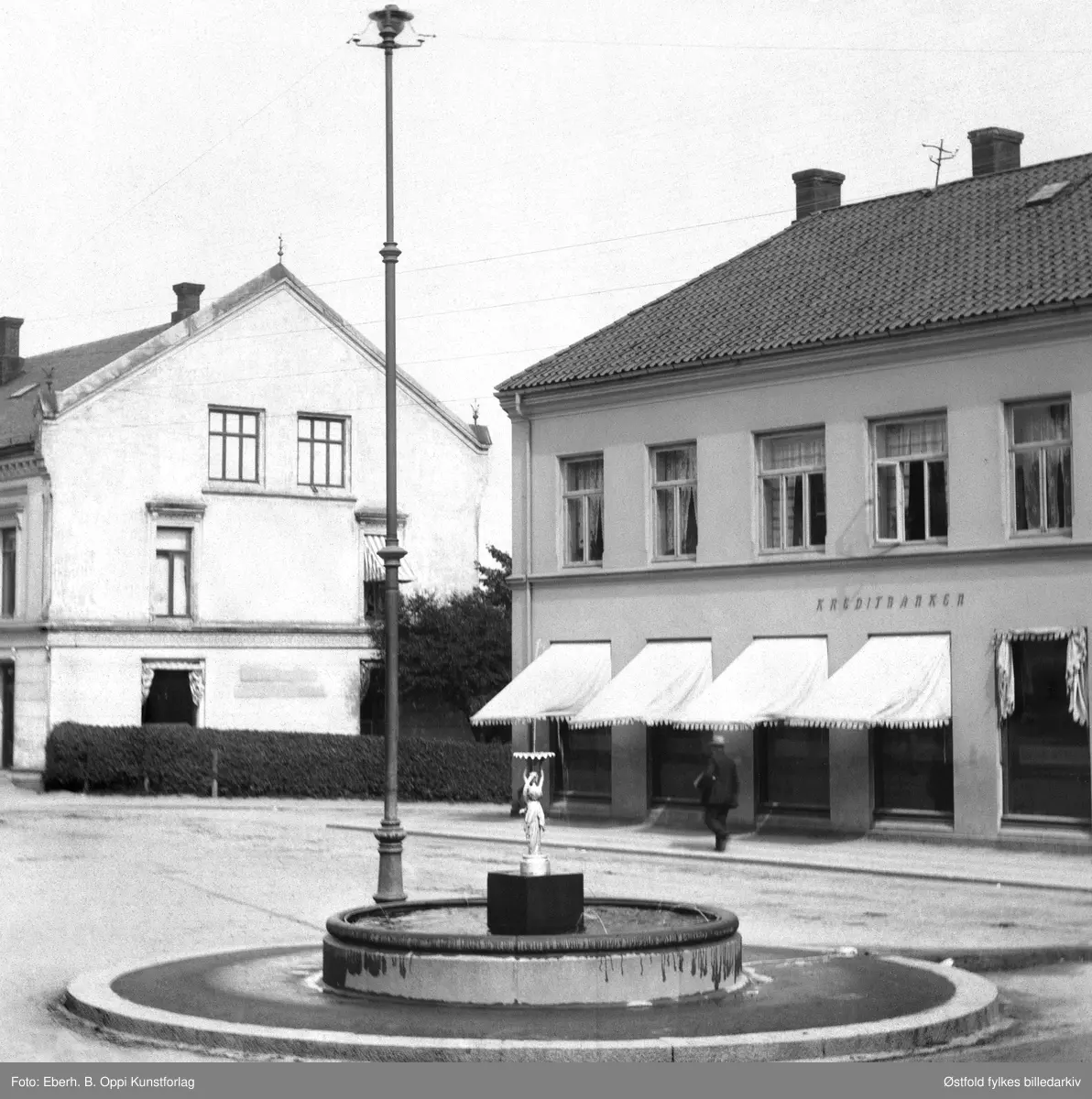 Fontenen av den romerske gudinnen Flora, oppført på Lilletorget i Sarpsborg 1897. Fontenen var en gave til byen fra kjøpmann Mikael Lund, Fontenen/figuren kan muligens være kjøpt i Riga (info 2016 Oddvar Sørbye), fundamantet var av granitt. I 1916 da statuen av Olav den Hellige ble oppført til byjubileet på samnme sted  i 1916, ble fontenen flyttta til St. Hallvards plass.
Lokalene til Kreditbanken til høyre.