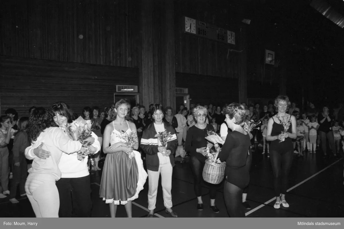 Kållereds Gymnastikförening har uppvisning i Ekenhallen i Kållered, år 1984. Utdelning av blommor.

För mer information om bilden se under tilläggsinformation.