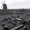 Utgrävningar vid Sörby - Störlinge med Ulf Erik Hagberg (syns inte i bild).