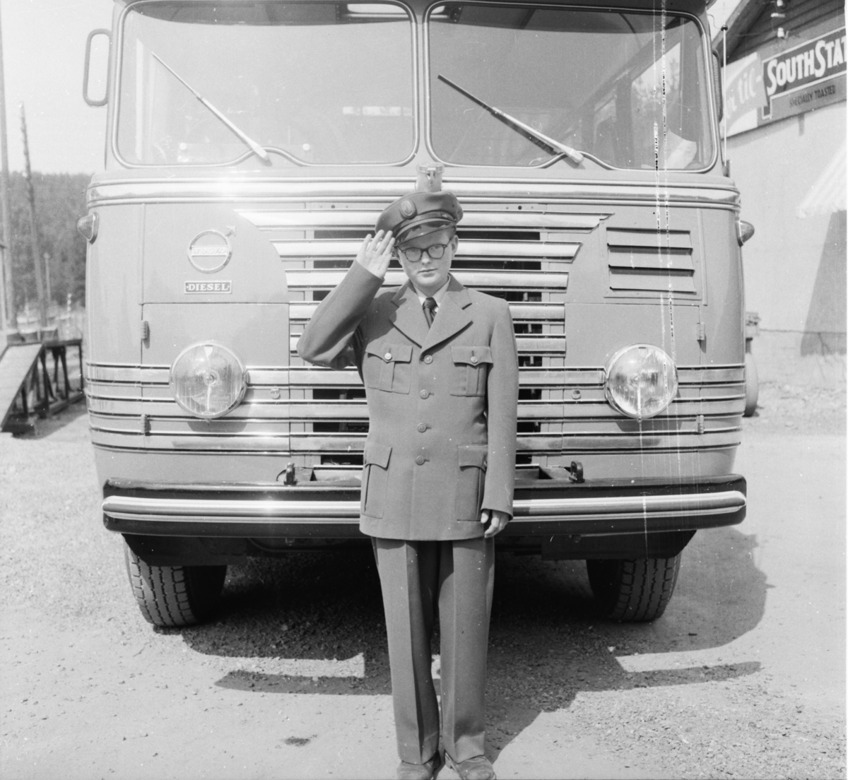 Vardens arkiv. "Ødegårdens nye kontinentalbuss"  30.05.1954

Bussen har skiltnummer H-2426. Teksten "Volvo-diesel" står skrevet over lykta