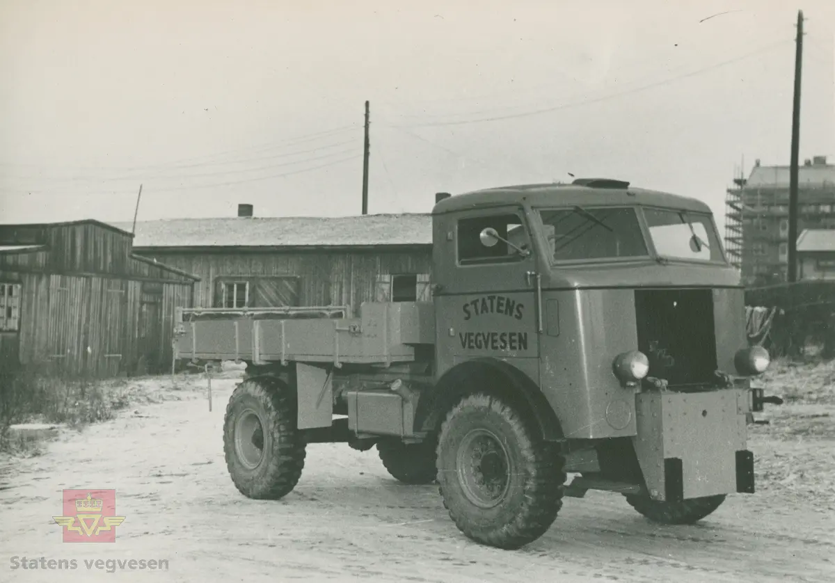 Statens vegvesen FWD bulldog lastebil med tipp. En stor del av FWD lastebilene som ble tatt inn som overskuddsmateriale til Norge etter krigen, var av typen SU-COE og hadde høyreratt. COE er betegnelsen for Cabin Over Engine.