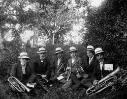 Sex män med blåsinstrument, 1910-tal