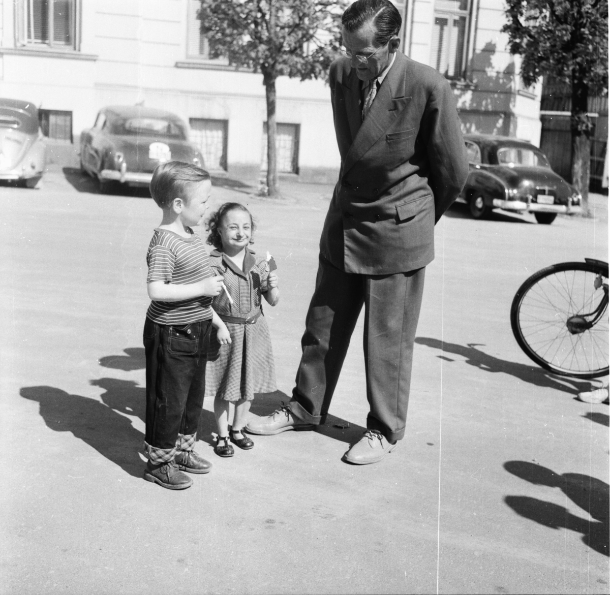 Vardens arkiv. "Cirkus Løwe. Ti dverger. Tommelise 76 cm."  28.05.1954