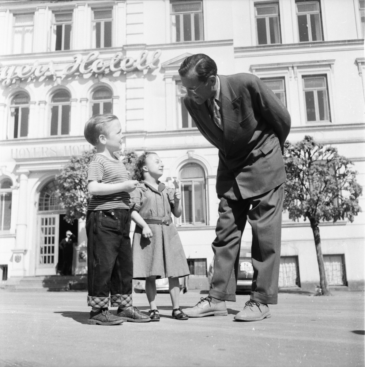 Vardens arkiv. "Cirkus Løwe. Ti dverger. Tommelise 76 cm."  28.05.1954