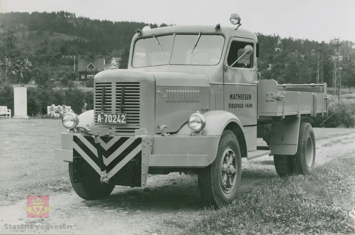 Album av Colbjørnsen & Co A/S i perioden fra 1936-1950-tallet. FWD lastebil modell HAR med plogfeste. "MATHIESEN" Eidsvold Værk. Lasteplan med tipp og tvillinghjul. Kjennemerke A-70242.