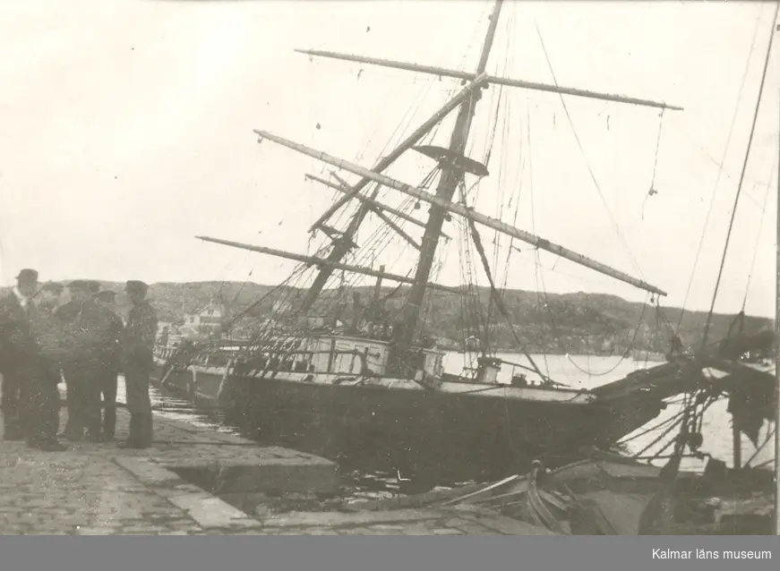 Briggen Zaima, sjunken vid kaj i Marstrand. Zaima hade gått på vid Pater Noster i tjocka och hård ström den 18 mars 1920. Hon gick nära land då havet ännu var fullt av minor från första världskriget.