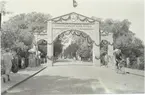 Triumfbåge byggd på Tullbron till Kalmar fabriks och hantverksförenings jubileum 1847-1927.