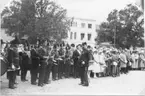 Musikkår och publik på Larmtorget.