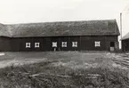 Arbyholm, ladugård på andra sidan vägen.