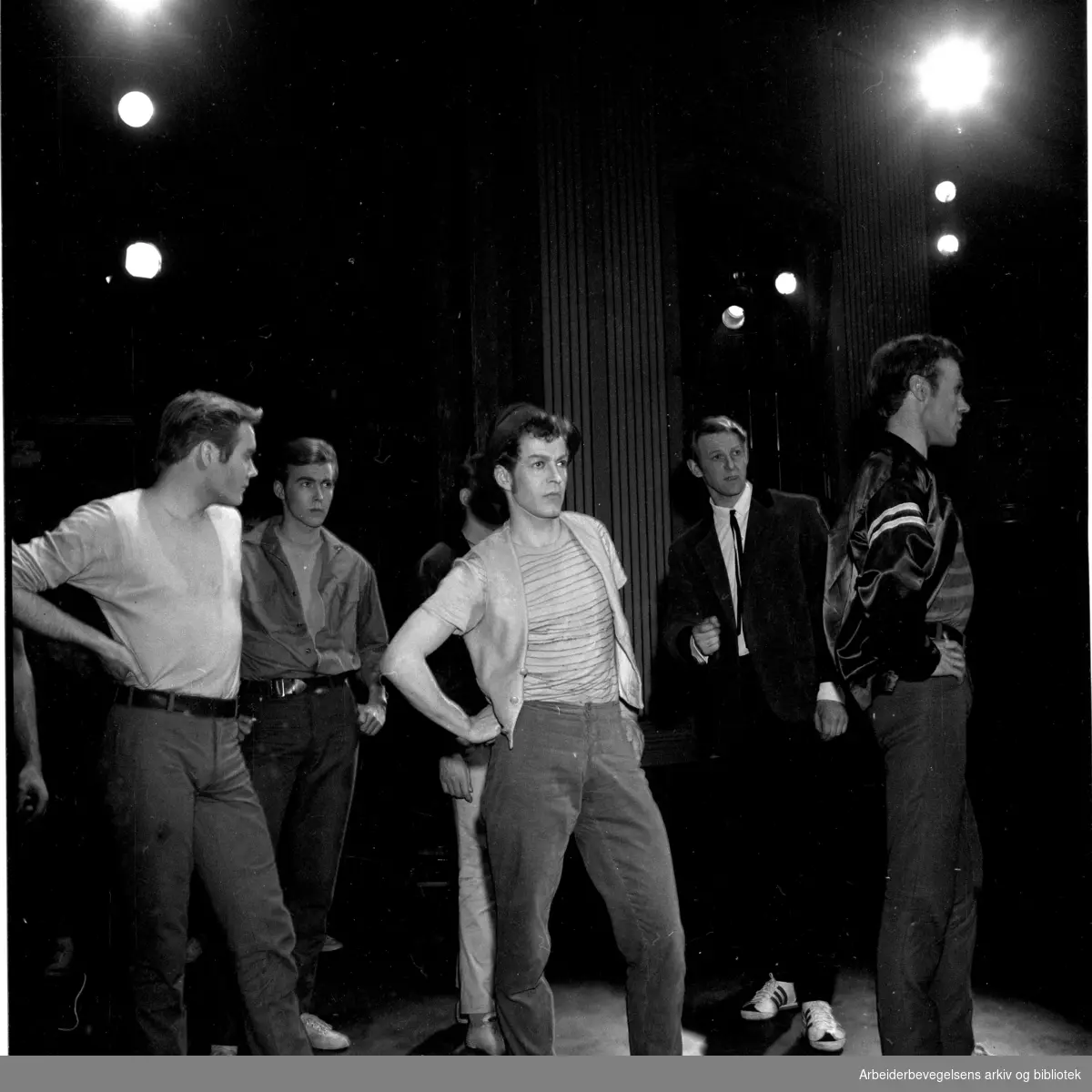 Det Norske Teatret. WEST SIDE STORY. Premiere 03.04.1965..Medvirkende: Per Asplin, Sølvi Wang, Ola B. Johannessen, Rikki Septimus, Helge Linaae, Anne Nyborg, Berit Kullander o. a.