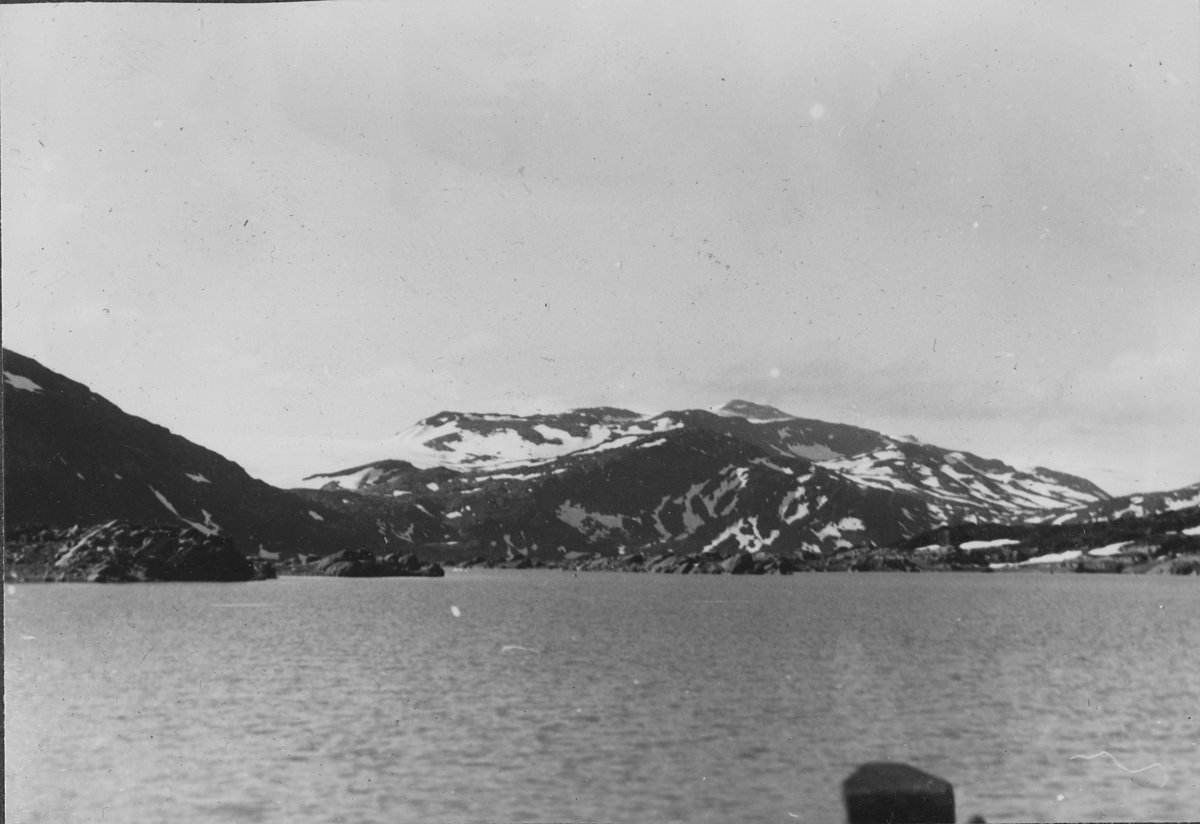 Thorleif Hoffs album 1, side 43. Album fra Thorleif Hoff som dokumenterer anleggsvirksomheten i Glomfjord på 1950-tallet