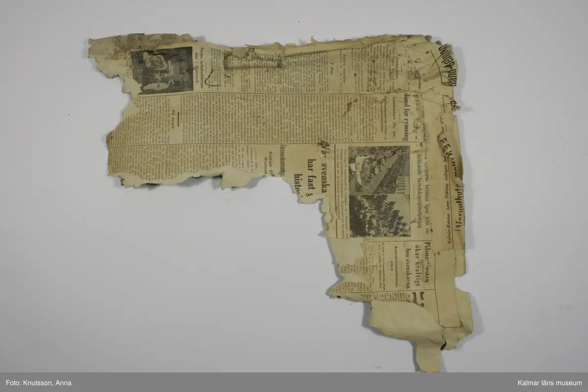 KLM 43950 Tapet i papper. Ljusgrön jugendtapet med bakgrund med lodräta fält. Ena fältet med små prickar och ränder i det gröna. Det andra fältet har spetsiga gröna blad. Mönstret är slingrande bladrankor med stora ljusa gröngrå blad och små mörka blågröna blommor. I kanten på tapeten står det tryckt: 4306. Tidning på baksidan är tryckt 1940.