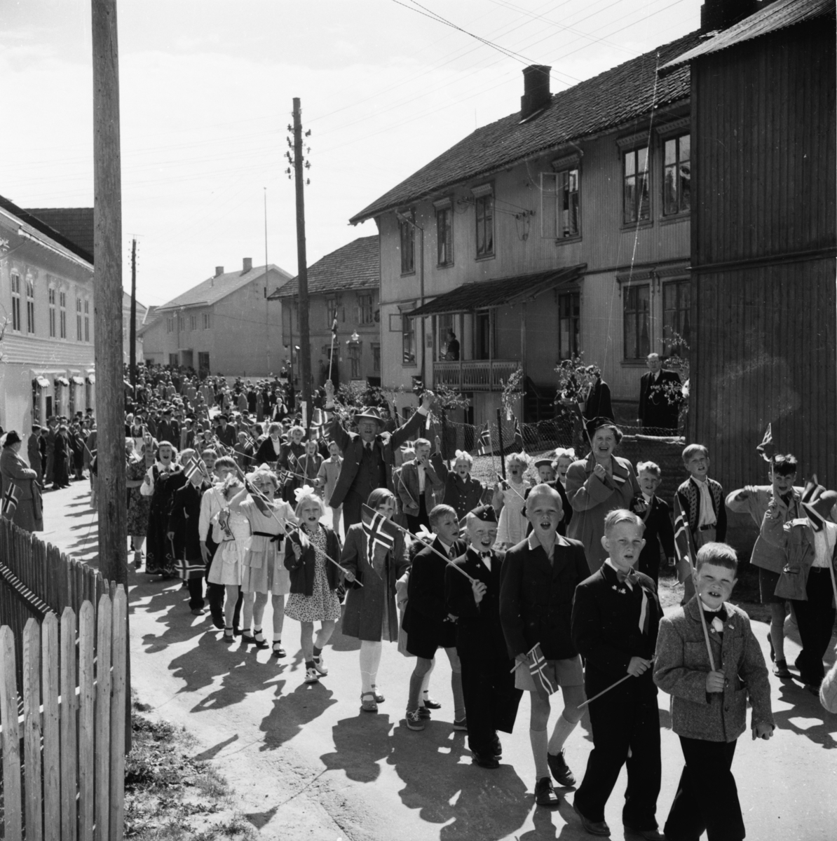 Vardens arkiv. "17 mai feiring"  17.05.1954