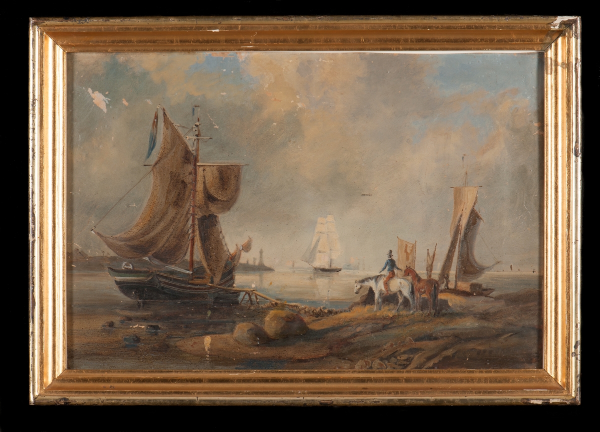 Strand med en akterförtöjd jakt med bredfock (gigad) samt svenska flaggan (1815-1844) under gaffeln. Ridande man som vattnar två hästar, längre till höger ekor med sprisegel vid stranden samt en jakt av samma typ som den i förgrunden. Å redden brigg till ankars, under segel. Till vänster om briggen en udd med fyrtorn.