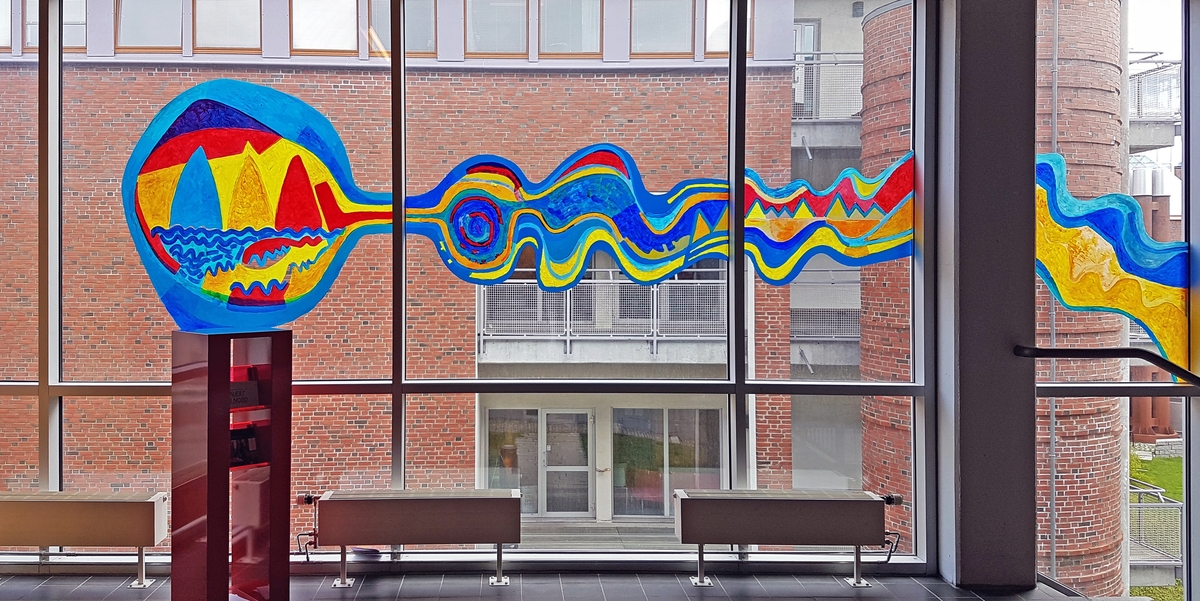 Det var den nordnorske kunstnaren Thor Erdahl (f. 1951), busett i Kabelvåg, som fekk i oppdrag å utsmykke den 50 meter lange glasfasaden i ein vestibylekorridor i bygningen. Erdahl er utdanna målar og grafikar frå Statens kunstakademi i Oslo. Han er kjend for sin ekspressive bruk av reine og skarpe fargar, som han nyttar i sterke kontrastar. I dei tidlege grafiske arbeida hans var uttrykket konkret forteljande, men etter kvart som han utvikla seg som målar, blei arbeida kjenneteikna av meir symbolske forteljingar og abstraherte, geometriske former.

Symbolbruken er også synleg i "Livets elv" i Farmasibygget. I mylderet av abstraherte naturformer kan ein innimellom sjå snev av hus, byar, båtar og andre menneskeskapte strukturar. Men ein kan også få assosiasjonar til natur og landskap, til fjell, jorde og vatn. Erdahl har tatt heile glasfasaden i bruk som lerret. Verket buktar seg bortetter veggen, akkurat slik tittelen ymtar om – som ei elv.