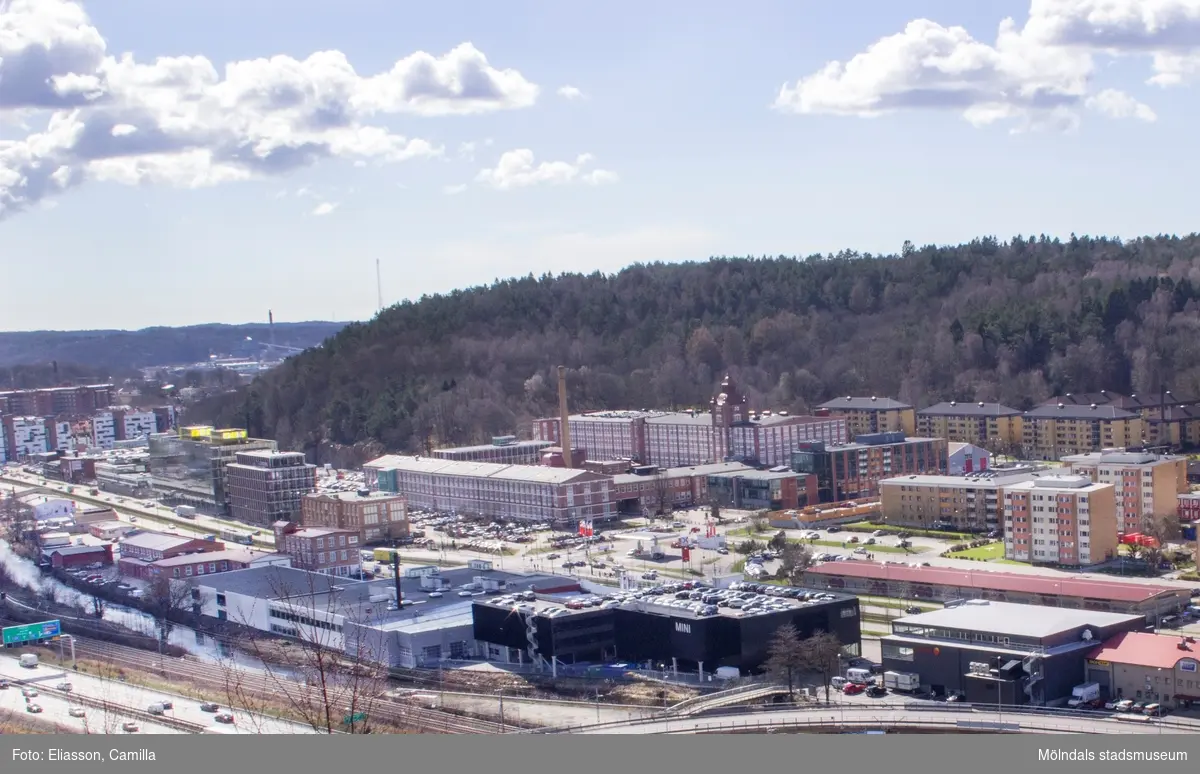 Krokslätt hade förr karaktären av en bruksort med Mölnlyckefabriker som det största företaget. Fabrikerna är borta och i dess ställen finns många företag i kunskaps- och tjänstesektorn. Krokslätt har dessutom vuxit ihop med både Mölndal och Göteborg och blivit en sammanlänkande del mellan städerna.