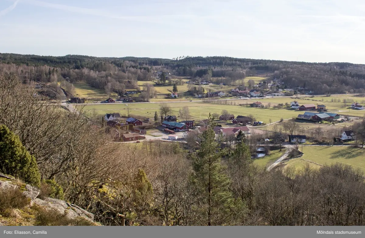 Från Börsås har man en god utsikt över Hällesåkersdalen. På berget fanns en fornborg och häruppe bör bygdens försvararare en gång ha stått för att spana efter fiender. Idag en milsvidd utsikt över fortfarande lantliga vyer.