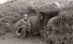 Birgitta Marnung vid gånggriften i Gillhög.

Gånggriften är en megalitgrav. Megalitgravar (av grekiska mega, stor, och lithos, sten) eller storstensgravar är en serie typer som i Sverige endast anläggs under stenåldern, från c:a 3600-2900 f.Kr. Gånggriften består av stora stenblock, vilka är ställda så att de bildar en gravkammare och en tvärställd gång som leder in till kammaren. Sett uppifrån bildar kammare och gång ett 