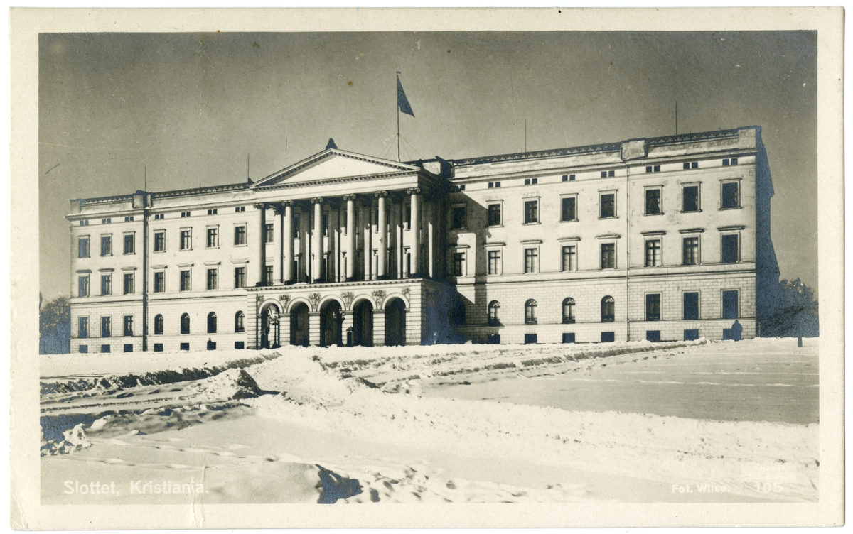 Postkort. Det kongelige slott i Oslo med snødekt slottsplass.