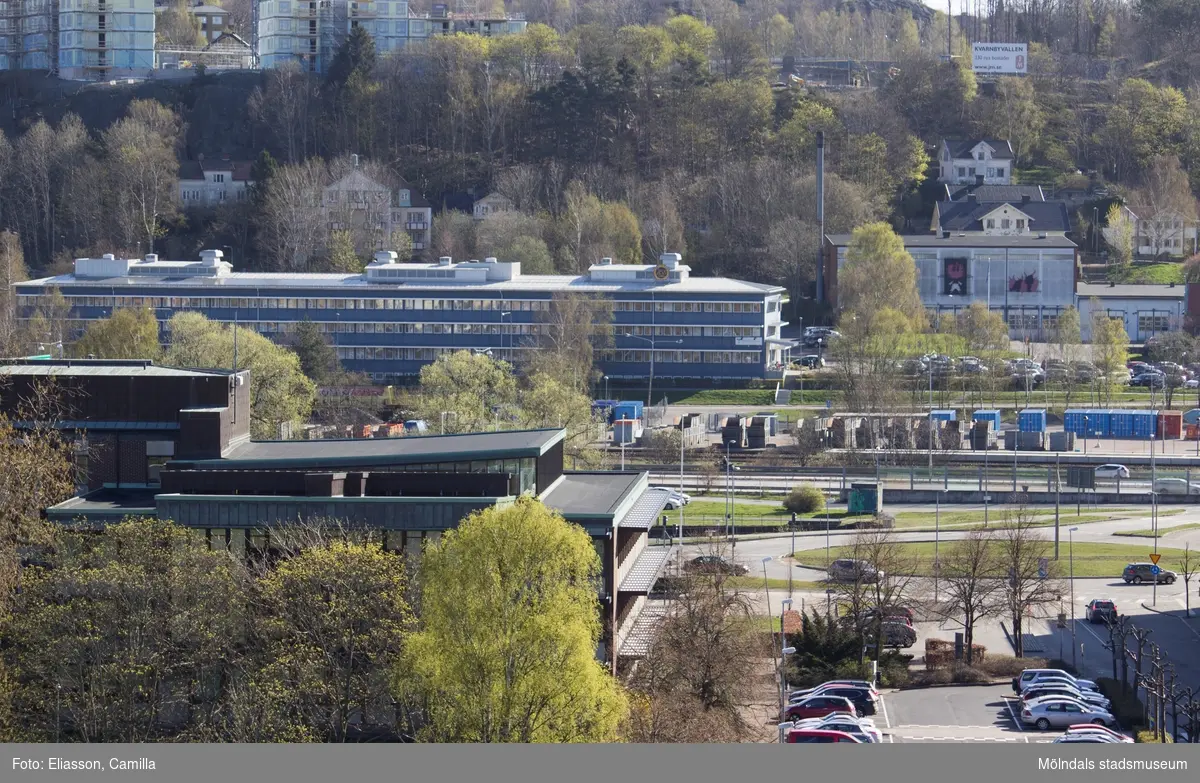 Stadshuset, främst till vänster i bild, stod klart år 1962 och man var stolt över den moderna arkitekturen som förevigades på ett antal vykort. F.d. missionskyrkan i bakgrunden är kvar men har förvandlats till bostäder. Det grå huset i mitten (Torggatan 1A, 1B) var tidigare Försäkringskassa men är nu kontor. Till höger syns brandstationen. Uppe på berget, där Kvarnbyvallen tidigare låg(fotbollsplan och friidrottsarena), pågår nybyggnation av bostäder.