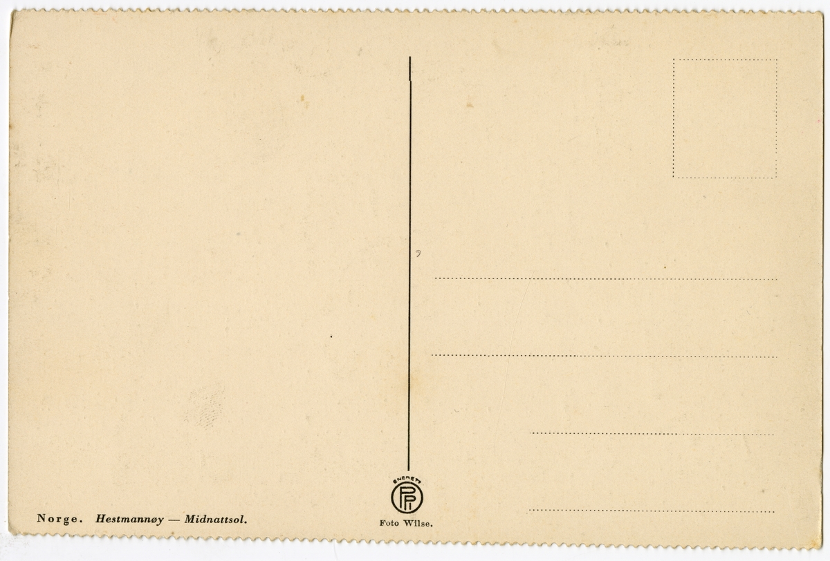 Postkort. Midnattssol over Hestmannsøy, Nordland. Postkortet har perforerte langsider som indikerer at det har sittet fast i en serie med flere postkort.
