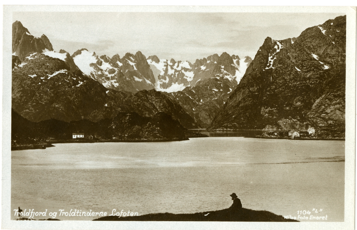 Postkort. Landskap med fjord og fjell i Trollfjorden, Lofoten. Trollfjordtindan i bakgrunnen.