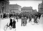 Musikkår militärer som marscherar över stortorget. Beställare: Landstormen.