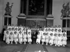 Präst och konfirmander ifrån Högre folkskolan i Kalmar domkyrka.