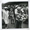 Prinsessorna Margareta och Birgitta på Kalmar Central. I mitten i bakgrunden syns också landshövding Arvid Lidén.