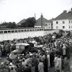 Från hantverksmässan i Kalmar 1947. De s k pensionärsbostäderna i kv. Muren är nybyggda i bakgrunden.