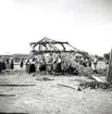 Resning av midsommarstången vid hantverksmässan i Kalmar 1947.