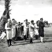 Spelmän i folkdräkter underhåller vid midsommarstången under hantverksmässan i Kalmar 1947.